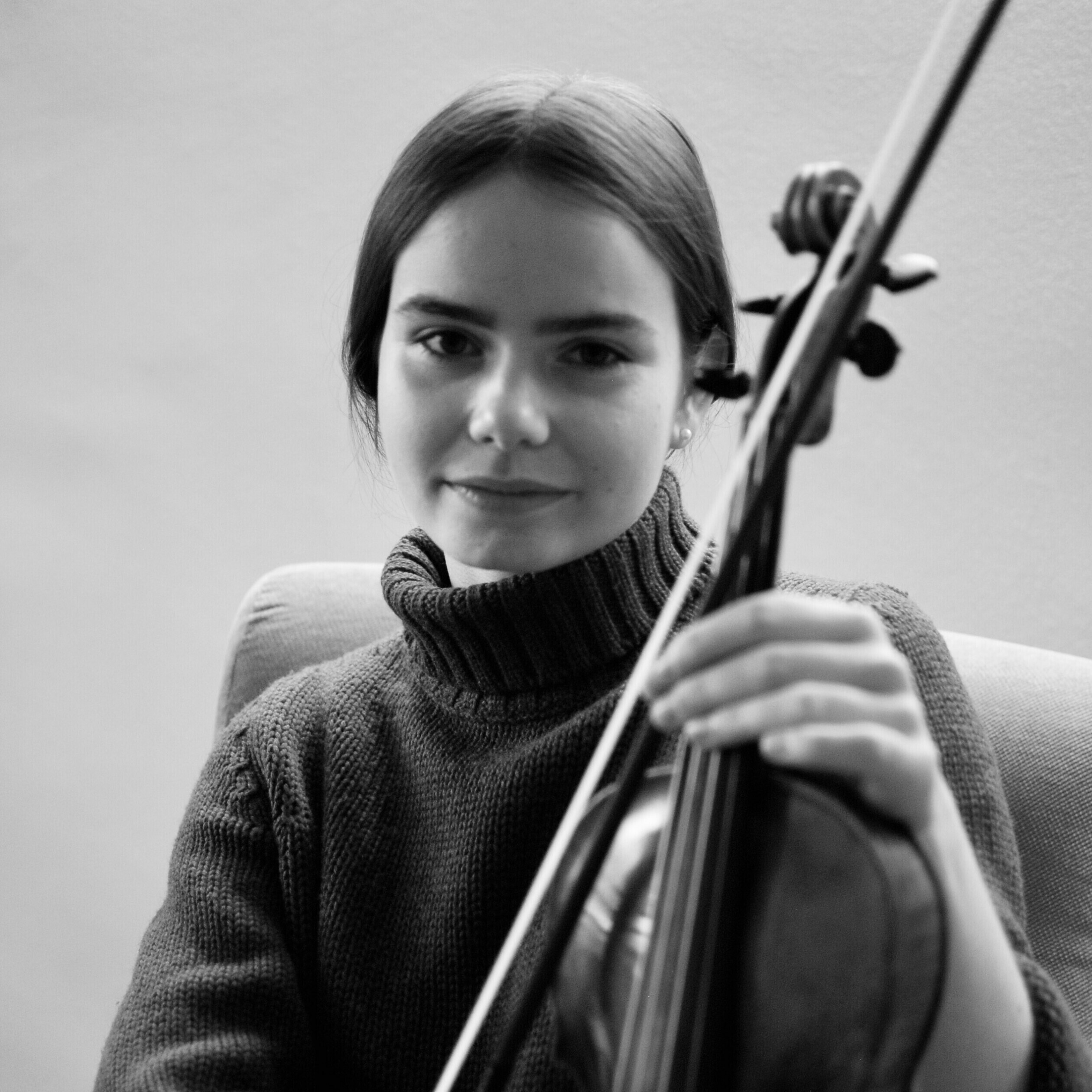 Foto von Emma Pircher mit Instrument