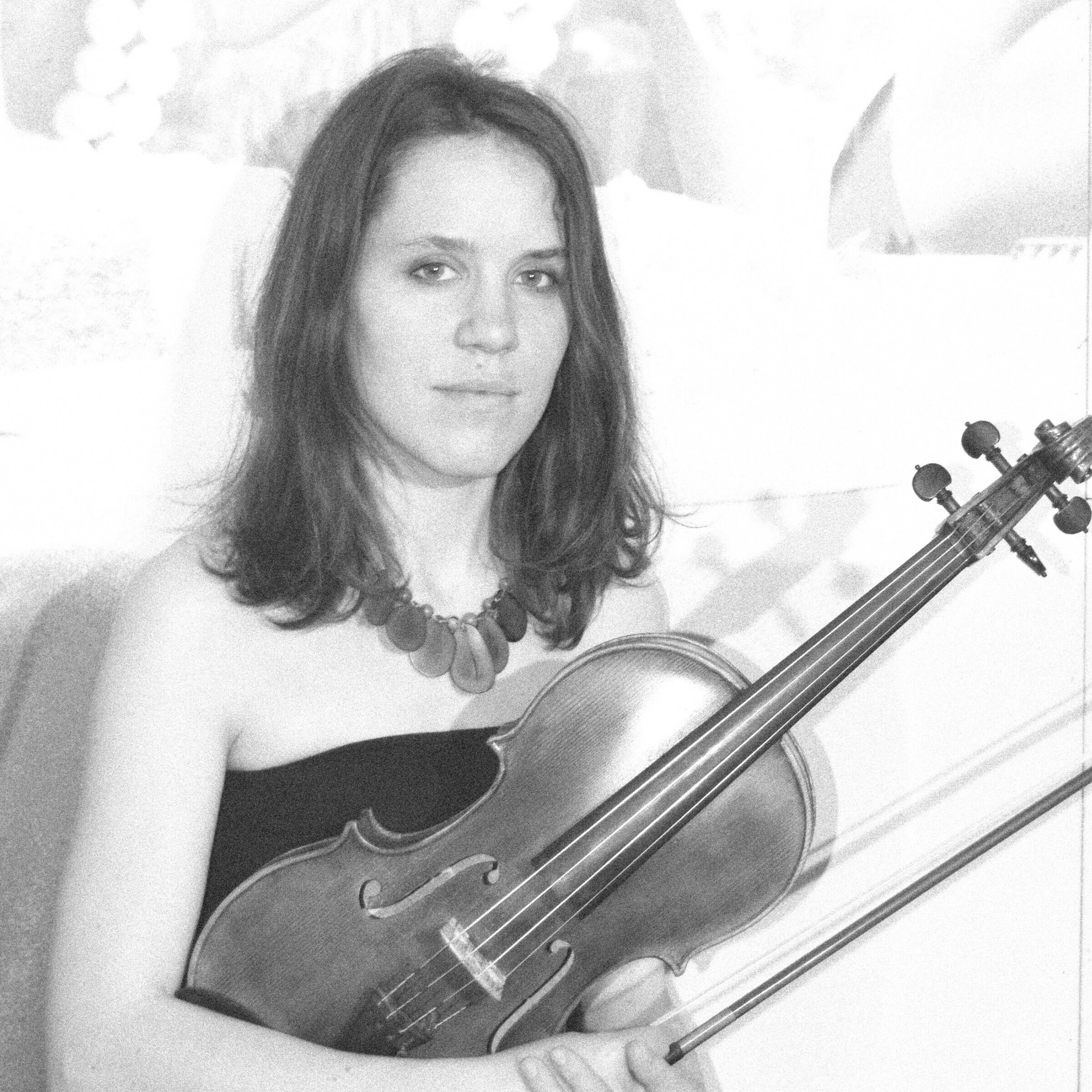Foto von Katia Moling mit Instrument
